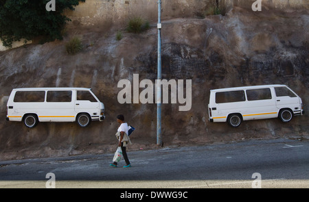 Des taxis sont intégrés dans une paroi rocheuse le long d'une route à Port Elizabeth, Afrique du Sud, 23 février, 2014. © Rogan Ward 2014 Banque D'Images