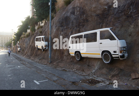 Des taxis sont intégrés dans une paroi rocheuse le long d'une route à Port Elizabeth, Afrique du Sud, 23 février, 2014. © Rogan Ward 2014 Banque D'Images