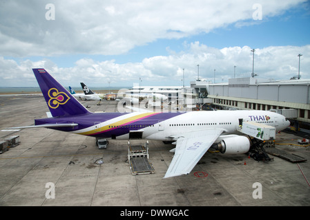 Thai Airways Boeing 777 sur un stand à l'Aéroport International d'Auckland New Zealand North Island Banque D'Images