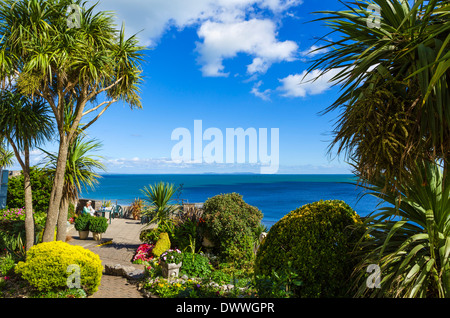Couple ayant un verre sur la terrasse du bar de l'hôtel Atlantic, l'Esplanade, Tenby, la baie de Carmarthen, Pembrokeshire, Pays de Galles, Royaume-Uni Banque D'Images