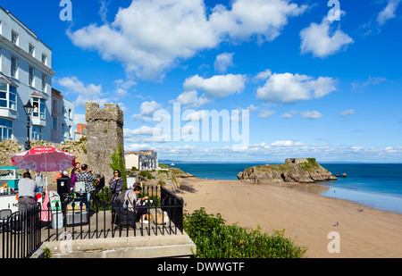 L'Esplanade donnant sur la plage et St Catherine's Island, la baie de Carmarthen, Tenby, Pembrokeshire, Pays de Galles, Royaume-Uni Banque D'Images