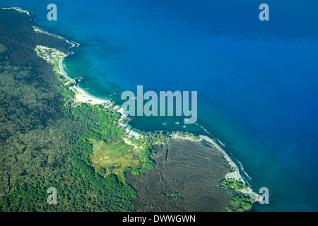 Vue aérienne de Makalawena Beach et parc d'État Kekaha Kai sur l'île de Hawaii. Banque D'Images