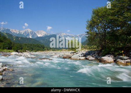 Alpes du Nord japonais et la rivière, Nagano Prefecture, Japan Banque D'Images