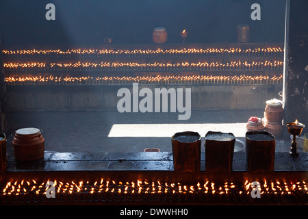 Lampes à beurre de yack dans petit bâtiment à l'entrée de plus de 1300 ans du Temple du Jokhang, Lhassa, Tibet Banque D'Images