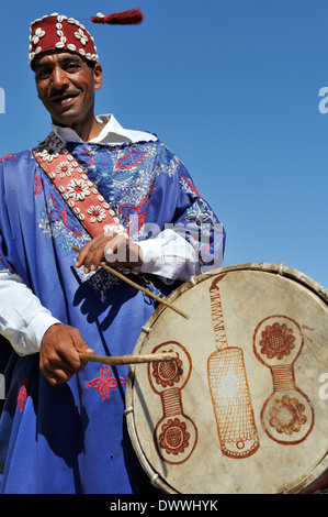 Batteur d'Afrique du Nord à la place Jema El Fna Marrakech, Maroc Banque D'Images