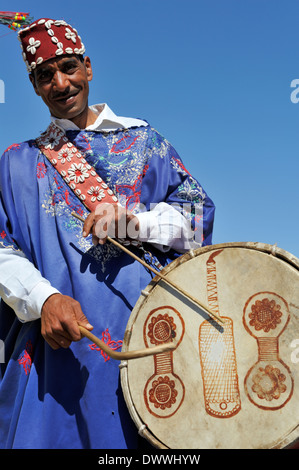 Musicien, batteur à la place Jema El Fna Marrakech, Maroc Banque D'Images