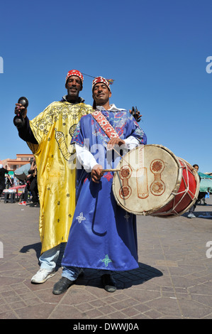 Deux musiciens à la place Jema El Fna Marrakech, Maroc Banque D'Images