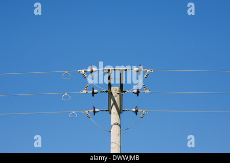 Les fils télégraphiques contre un ciel bleu. Banque D'Images