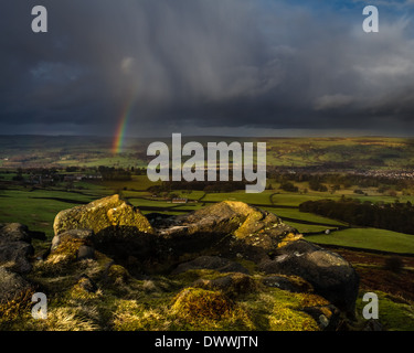 Dramatique intense arc-en-ciel sur le Yorkshire rural village, Burley-en-Wharfedale, UK Banque D'Images