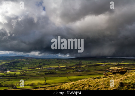 Conditions météo de la vallée de l'Airedale - concernant à la campagne juste au nord de Keighley, dans le Yorkshire Banque D'Images