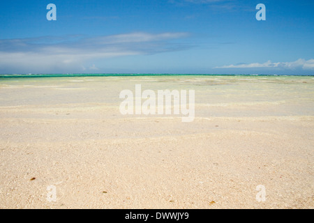 L'eau claire sur la plage de sable blanc, Okinawa Prefecture, Japan Banque D'Images