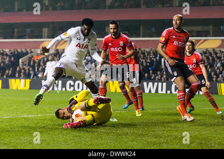 Londres, Royaume-Uni. 13Th Mar, 2014. Gardien du Benfica Jan OBLAK fait une bonne sauvegarde avant Emmanuel Adebayor Tottenham peut bondir sur la balle lâche pendant la Ligue Europa match entre Tottenham Hotspur et Benfica de White Hart Lane. Credit : Action Plus Sport/Alamy Live News Banque D'Images