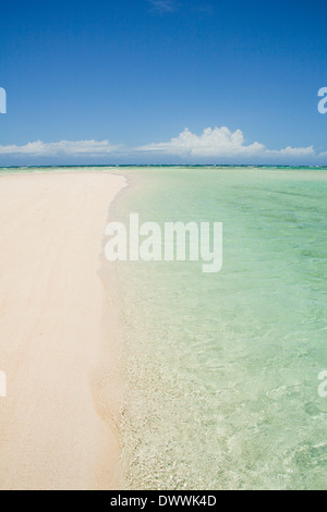 L'eau claire sur la plage de sable blanc, Okinawa Prefecture, Japan Banque D'Images