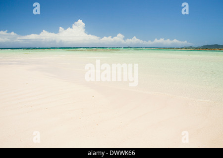 L'eau claire sur la plage de sable blanc, Okinawa Prefecture, Japan Banque D'Images