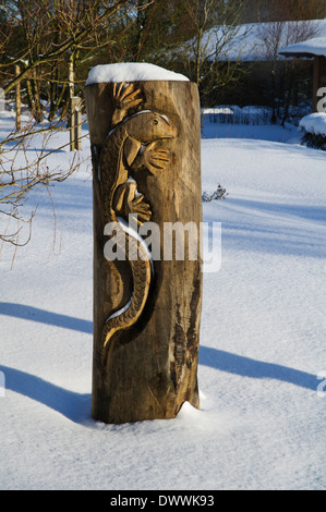 Une sculpture en bois d'un lézard dans la neige à l'extérieur de la Banque Sutton dans le Centre des Visiteurs du Parc National de North York Moors. Janvier. Banque D'Images