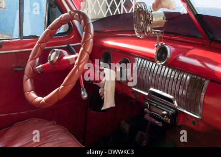 Tableau de bord de voiture rouge de vieille voiture cubaine américaine classique, Trinidad, Cuba Banque D'Images