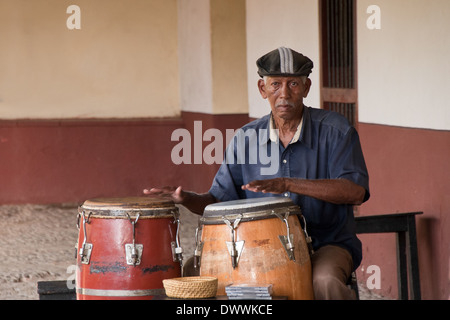 Le batteur cubain matures à jouer de la batterie, Trinidad, Cuba Banque D'Images