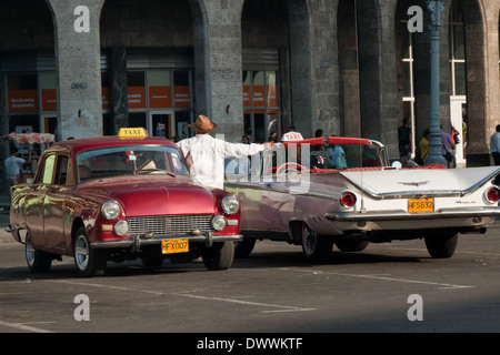 Vieilles voitures Taxi américain classique dans Habana Vieja, La Havane, Taxi Banque D'Images