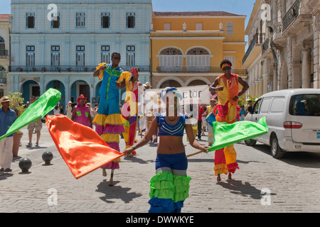 Les artistes de rue sur pilotis au Plaza Vieja, Habana Vieja, La Havane, Cuba Banque D'Images