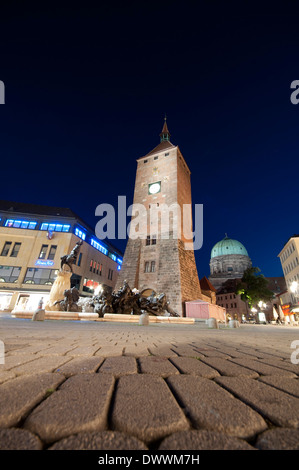 Allemagne, Bavière, Nuremberg, Fontaine le Ehekarussell, le mariage, l'arrière-plan Carrousel Weisser Turm ou White Tower at Night Banque D'Images