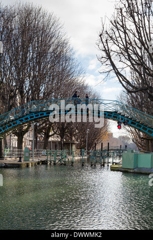 Un jour d'hiver ensoleillé sur le Canal St Martin, Paris, France Banque D'Images