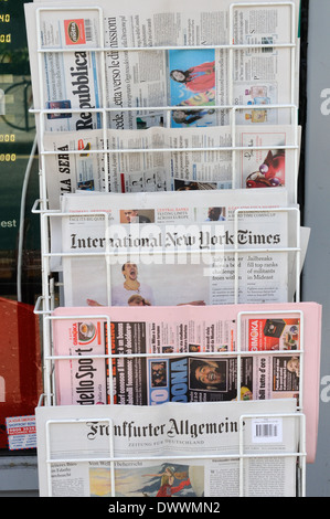 Sélection de journaux internationaux sur un stand à l'extérieur un marchand à Bloomsbury, Londres. Banque D'Images