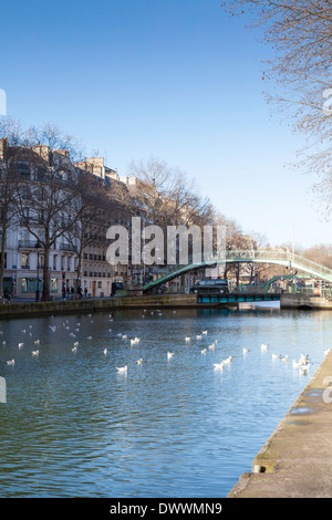 Un jour d'hiver ensoleillé sur le Canal St Martin, Paris, France Banque D'Images