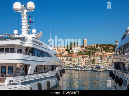 Des yachts de luxe dans le port dans la vieille ville de Cannes sur la Côte d'Azur dans le sud de la France. Banque D'Images