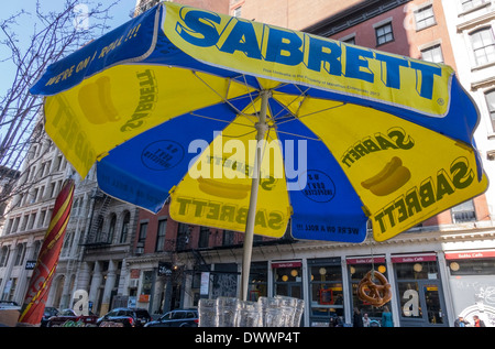 Stand parapluie de Sabrett à New York City Banque D'Images