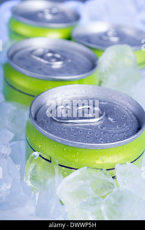 Canettes de boisson avec de la glace concassée Banque D'Images