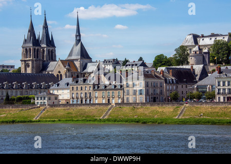 La ville de Blois par la Loire dans la vallée de la Loire en France. Banque D'Images