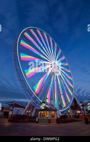 Le Great Smoky Mountain Wheel au crépuscule sur l'île de Pigeon Forge, Tennessee Banque D'Images