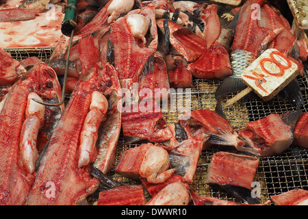Décrochage du poisson au marché Bowrington Road, Wan Chai, Hong Kong Banque D'Images