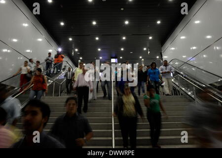 La ville de Panama, Panama. 13Th Mar, 2014. À l'entrée des résidents "5 de Mayo" de la station de métro de Panama au cours d'un voyage d'essai, à Panama City, capitale du Panama, le 13 mars 2014. La ligne 1 du métro de Panama sera officiellement inauguré le 5 avril, avec 13 stations et d'une longueur de 13,7 km. © Mauricio Valenzuela/Xinhua/Alamy Live News Banque D'Images