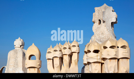 Cheminées Gaudi statues at Casa Mila, Barcelone, Espagne Banque D'Images