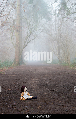 Poupée de chiffon sur un sentier boisé misty brumeux dans l'hiver. L'Angleterre. Banque D'Images