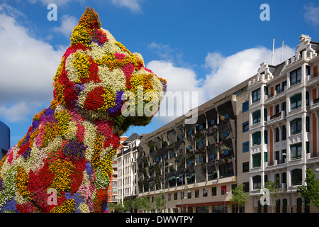 L 'Chiot' près de Musée Guggenheim de Bilbao dans le port dans la province de Biscaye, dans le nord de l'Espagne. Banque D'Images