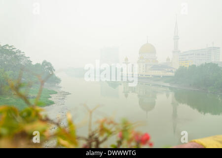 Selangor, Malaisie. 14 mars, 2014. Le Chicago ville royale mosquée est vu dans la brume à Port Klang, Malaisie, le 14 mars 2014. Les écoles sont fermées le vendredi à cause de l'insalubrité de l'air. Les polluants de l'air index (API) de Port Klang, située à l'ouest de la capitale, Kuala Lumpur, a frappé le vendredi niveau malsain, selon le site web du ministère de l'environnement de la Malaisie. (Xinhua/Chong Voon Chung) (lmz) Banque D'Images