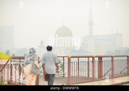 (140314) -- SELANGOR(Malaisie), le 14 mars 2014 (Xinhua) -- Les touristes à pied près de la ville royale Klang mosquée de Port Klang, Malaisie, le 14 mars 2014. Les écoles sont fermées le vendredi à cause de l'insalubrité de l'air. Les polluants de l'air index (API) de Port Klang, située à l'ouest de la capitale, Kuala Lumpur, a frappé le vendredi niveau malsain, selon le site web du ministère de l'environnement de la Malaisie. (Xinhua/Chong Voon Chung) (lmz) Banque D'Images