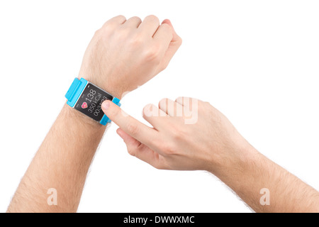 Homme des touchers du doigt sur l'écran du Smart watch avec fitness app Banque D'Images