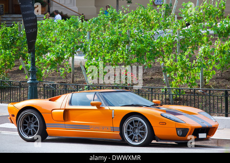 Voiture de luxe sur la rue à Monte Carlo, Monaco. Banque D'Images