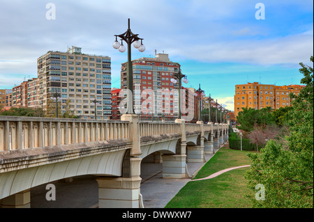 Pont sur l'ancien lit de la rivière Turia vers les bâtiments résidentiels contemporains à Valence, en Espagne. Banque D'Images