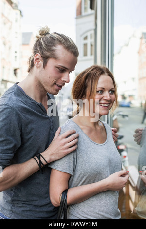 Happy woman window shopping avec l'homme Banque D'Images