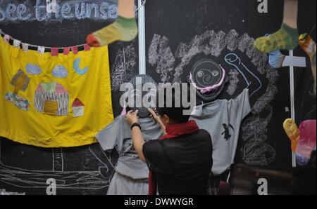 Jakarta, Indonésie. 14Th Mar, 2014. Une femme prend un art visuel affichée à l'ARTE Indonésie Art Festival 2014 à Jakarta, Indonésie, le 14 mars 2014. L'ARTE Indonésie Art Festival est un événement annuel d'art art divers segments, tels que les arts visuels, arts du spectacle, festival du film, l'art et marché de l'art culinaire. Le festival se tiendra le 14 au 16 mars. Agung © Kuncahya B./Xinhua/Alamy Live News Banque D'Images