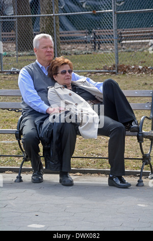 Couple d'âge moyen en appui sur l'autre à Washington Square Park à Greenwich Village à New York City Banque D'Images