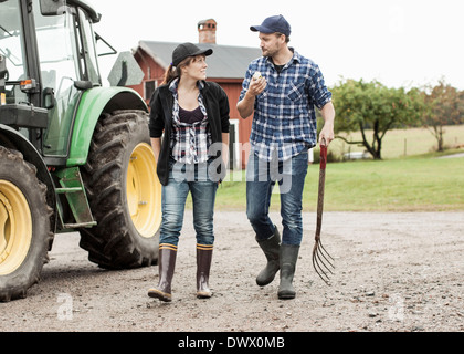 La longueur totale de l'agriculture en train de marcher en tracteur Banque D'Images