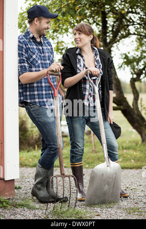 Toute la longueur du couple avec fourche et pelle à farm Banque D'Images