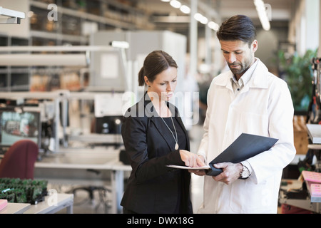 Businesswoman et ingénieur au cours de l'industrie en fichier Banque D'Images