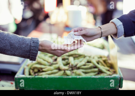 Portrait de femme de payer vendeur de légumes Banque D'Images
