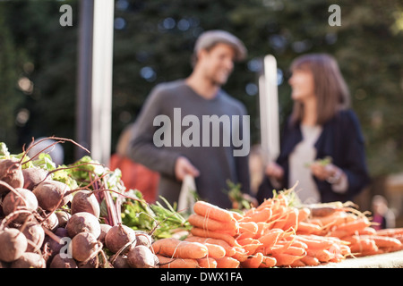 Légumes frais at market stall Banque D'Images